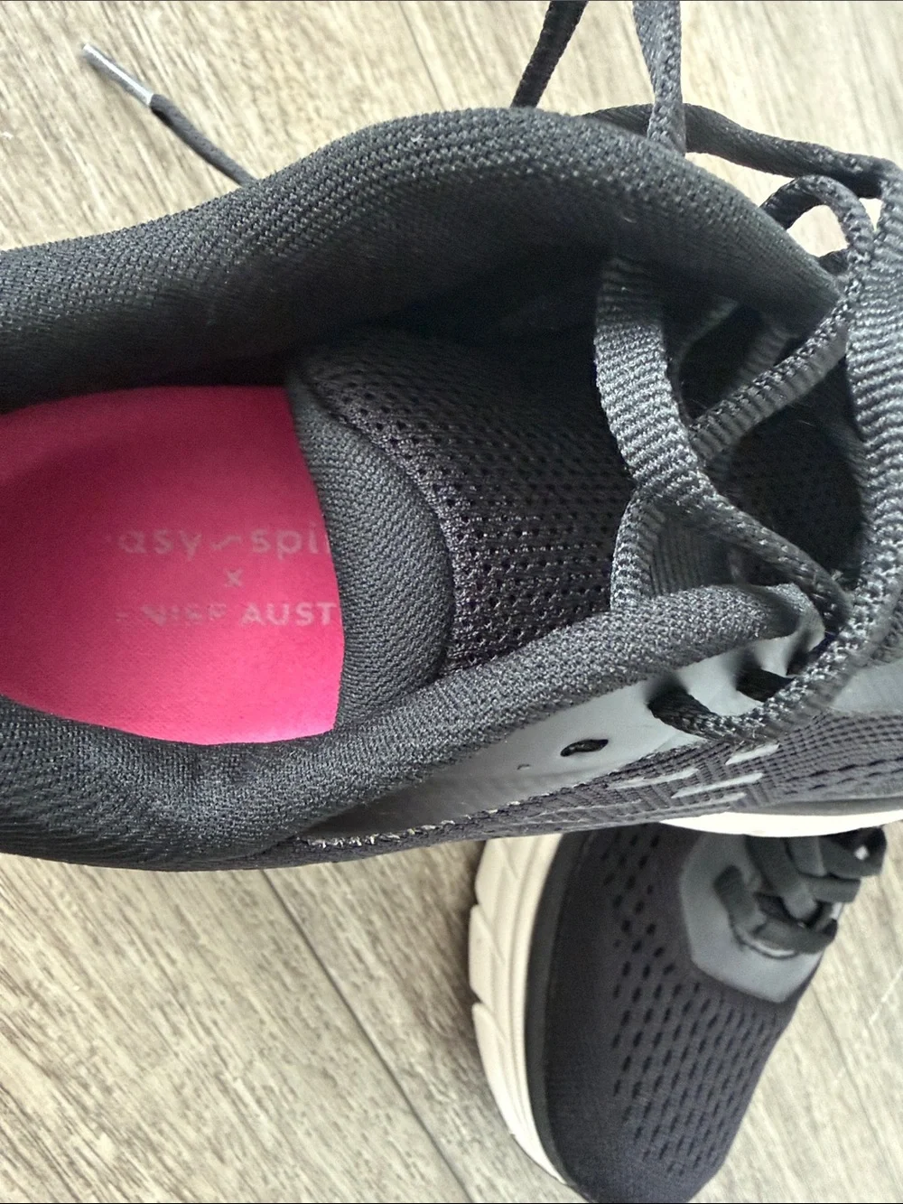 Easy Spirit Men's Black and Pink Cushioned Walking Sneakers